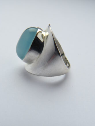 Ring Asya, 925 Silber,Stein aus pastellfarbig blau Rosenquarz. Schlichter Artdeco Ring.