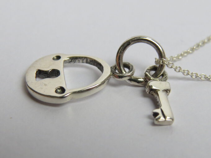 Halskette Tiffany, Schloss & Schlüssel. 40 cm Länge, 925 Silber. Filigrane Ankerkette mit Schloß und Schlüssel. Halskette Tiffany, Schloss & Schlüssel. 40 cm Länge, 925 Silber. Filigrane Ankerkette mit Schloß und Schlüssel.