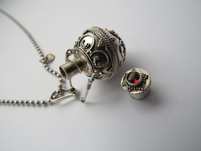 Kette BAHAR, 80 cm, Gefäß zum öffnen. Fantasien sind ja keine Grenzen gesetzt. Mit orientalischem Einfluss.