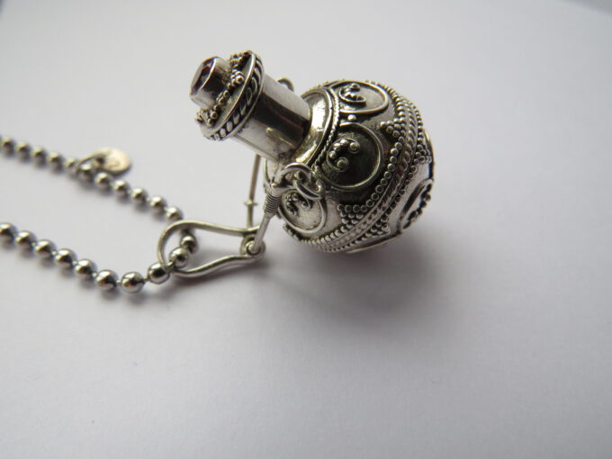 Kette BAHAR, 80 cm, Gefäß zum öffnen. Fantasien sind ja keine Grenzen gesetzt. Mit orientalischem Einfluss.