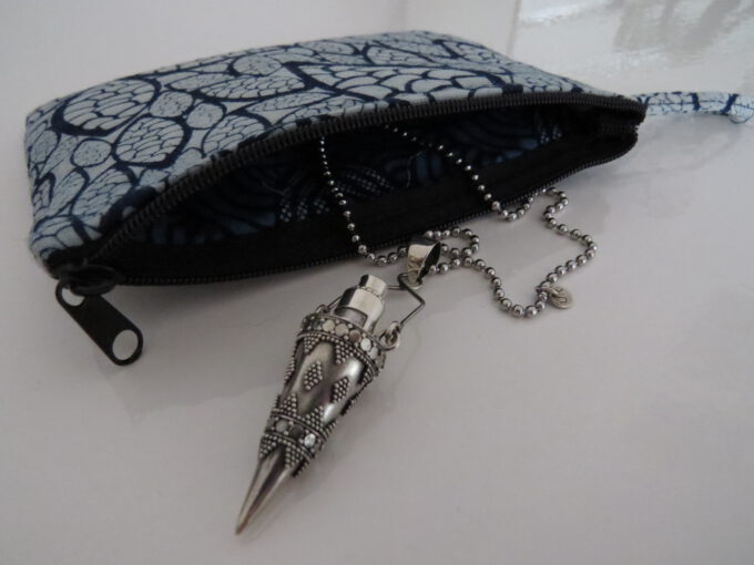 Kleiner Schmuck / Schminktasche, Mit Zip, Blaue Blätter, one Size