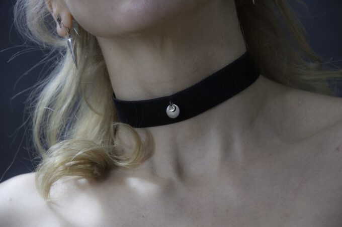 Samthalsband mit UK Logo, Handmade, Choker. Unbedingt Halsumfang angeben! Samthalsband mit UK Logo, Handmade, Choker. Unbedingt Halsumfang angeben!