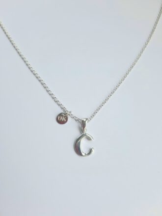 Halskette Buchstabe C.