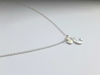 Halskette C. seitlich