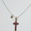 Jusus ist King forntal Diese Halskette „Jesus is King“ steht für meinen christlichen Glauben. Mein ganzes Leben ist tief in Jesus verankert – Jesus ist der König des Universums! Alles, was ich bin und sein werde, verdanke ich ihm. Auch die Segnung meiner Kreativität habe ich ihm zu verdanken. Ich bin ein emotionaler Mensch, und meine Kollektion spiegelt das in meiner Arbeit wider. Denk daran: Ein Schmuckstück ist keine Mode – es unterstreicht immer unsere Persönlichkeit und unsere Haltung. Wir erleben gute wie schlechte Momente im Leben. In den guten vergessen wir Gott leider oft zu schnell. Doch wenn es dir schlecht geht und du auf die Halskette schaust, ist das wie ein Wake-up-Call vom Herrn: Du bist nie allein. Ruf ihn an – und du wirst gehört. Dein Glaube wird dich nie verlassen, und Gott hat immer ein offenes Ohr für dich.