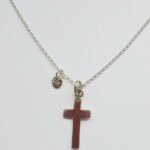 Diese Halskette „Jesus is King“ steht für meinen christlichen Glauben. Mein ganzes Leben ist tief in Jesus verankert – Jesus ist der König des Universums! Alles, was ich bin und sein werde, verdanke ich ihm. Auch die Segnung meiner Kreativität habe ich ihm zu verdanken. Ich bin ein emotionaler Mensch, und meine Kollektion spiegelt das in meiner Arbeit wider. Denk daran: Ein Schmuckstück ist keine Mode – es unterstreicht immer unsere Persönlichkeit und unsere Haltung. Wir erleben gute wie schlechte Momente im Leben. In den guten vergessen wir Gott leider oft zu schnell. Doch wenn es dir schlecht geht und du auf die Halskette schaust, ist das wie ein Wake-up-Call vom Herrn: Du bist nie allein. Ruf ihn an – und du wirst gehört. Dein Glaube wird dich nie verlassen, und Gott hat immer ein offenes Ohr für dich.