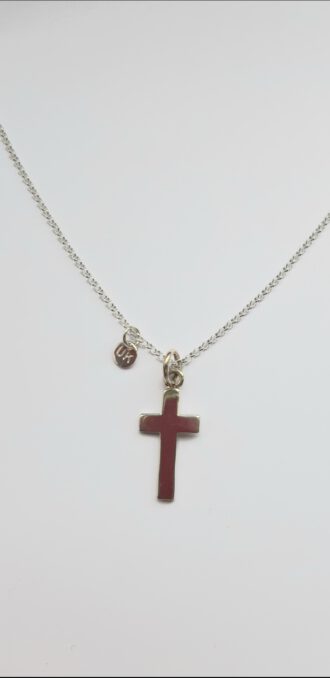 Diese Halskette „Jesus is King“ steht für meinen christlichen Glauben. Mein ganzes Leben ist tief in Jesus verankert – Jesus ist der König des Universums! Alles, was ich bin und sein werde, verdanke ich ihm. Auch die Segnung meiner Kreativität habe ich ihm zu verdanken. Ich bin ein emotionaler Mensch, und meine Kollektion spiegelt das in meiner Arbeit wider. Denk daran: Ein Schmuckstück ist keine Mode – es unterstreicht immer unsere Persönlichkeit und unsere Haltung. Wir erleben gute wie schlechte Momente im Leben. In den guten vergessen wir Gott leider oft zu schnell. Doch wenn es dir schlecht geht und du auf die Halskette schaust, ist das wie ein Wake-up-Call vom Herrn: Du bist nie allein. Ruf ihn an – und du wirst gehört. Dein Glaube wird dich nie verlassen, und Gott hat immer ein offenes Ohr für dich.