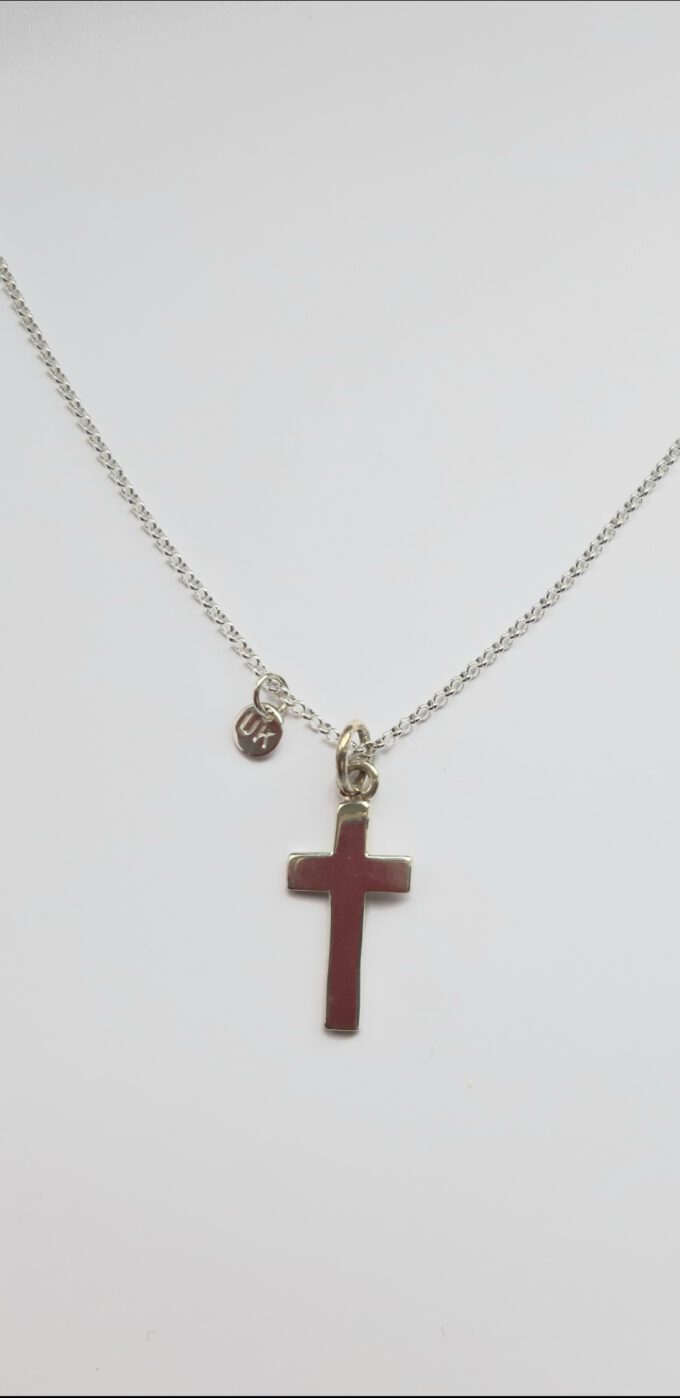 Jusus ist King forntal Diese Halskette „Jesus is King“ steht für meinen christlichen Glauben. Mein ganzes Leben ist tief in Jesus verankert – Jesus ist der König des Universums! Alles, was ich bin und sein werde, verdanke ich ihm. Auch die Segnung meiner Kreativität habe ich ihm zu verdanken. Ich bin ein emotionaler Mensch, und meine Kollektion spiegelt das in meiner Arbeit wider. Denk daran: Ein Schmuckstück ist keine Mode – es unterstreicht immer unsere Persönlichkeit und unsere Haltung. Wir erleben gute wie schlechte Momente im Leben. In den guten vergessen wir Gott leider oft zu schnell. Doch wenn es dir schlecht geht und du auf die Halskette schaust, ist das wie ein Wake-up-Call vom Herrn: Du bist nie allein. Ruf ihn an – und du wirst gehört. Dein Glaube wird dich nie verlassen, und Gott hat immer ein offenes Ohr für dich.